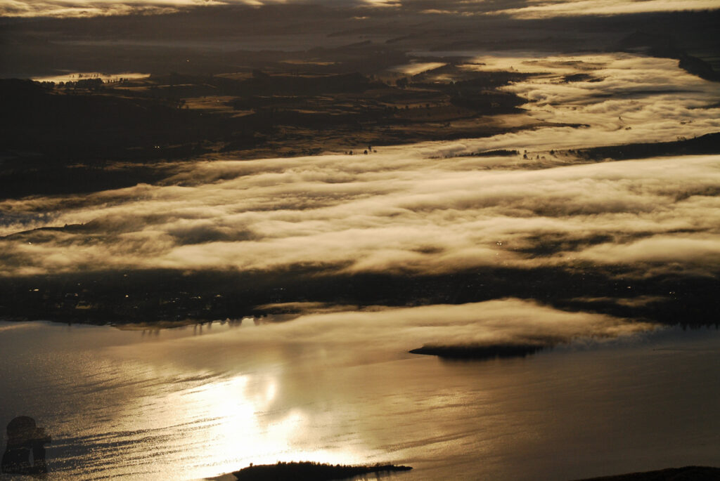 Roys Peak, the Summit with Amazing Scenery over Wānaka that No One Will Forget Amazing morning mist hovering over Wānaka