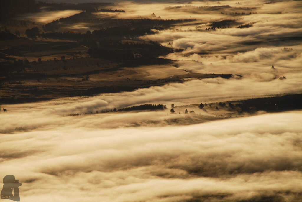 Roys Peak, the Summit with Amazing Scenery over Wānaka that No One Will Forget Amazing morning mist hovering over Wānaka