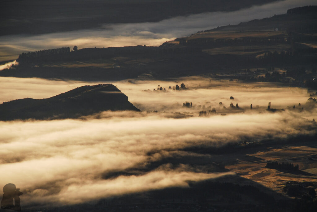 Roys Peak, the Summit with Amazing Scenery over Wānaka that No One Will Forget Amazing morning fog hovering over Wānaka