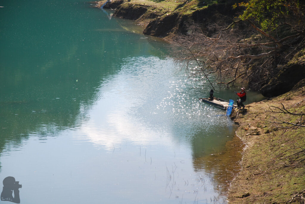 Shihmen Reservoir (石門水庫), Taoyuan, Sightseeing at a Green Water anglers beside a river