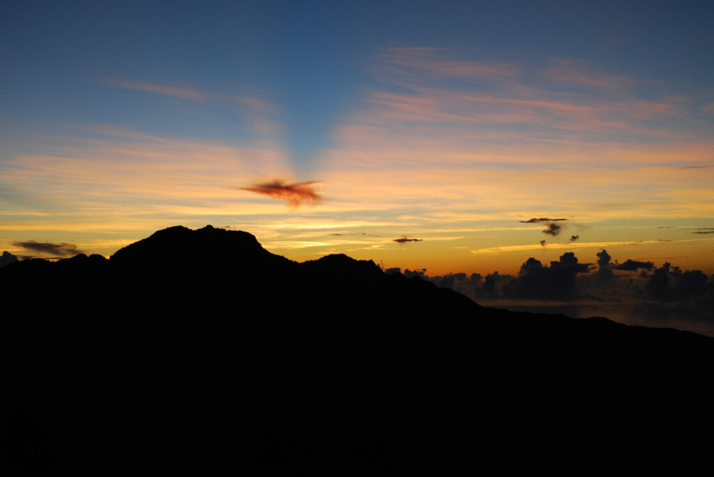 Sinkang Trail (新康橫斷), the Alpine Hike that Traverses Historic Events The morning we went to Bulakesangshan