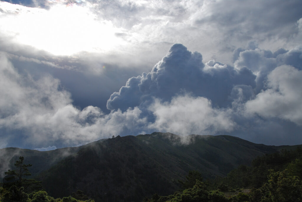 Sinkang Trail (新康橫斷), the Alpine Hike that Traverses Historic Events More splendid cloud rose above the campsite.