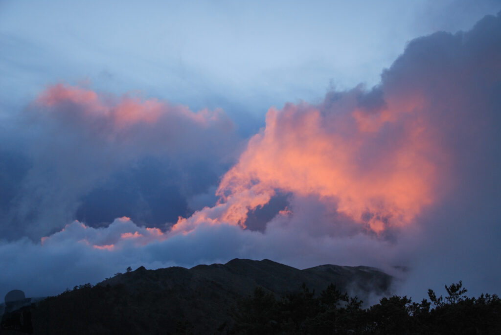 Sinkang Trail (新康橫斷), the Alpine Hike that Traverses Historic Events splendid cloud