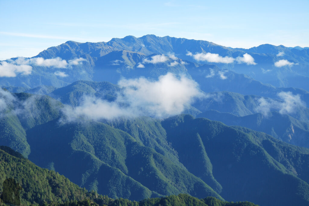 Sinkang Trail (新康橫斷), the Alpine Hike that Traverses Historic Events The view toward the distant Siouguluanshan (秀姑巒山)