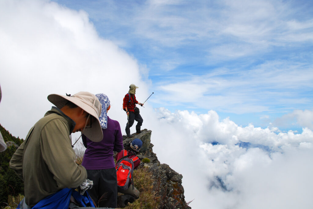 Sinkang Trail (新康橫斷), the Alpine Hike that Traverses Historic Events Tian-gong-bao-lei Sinkangshan