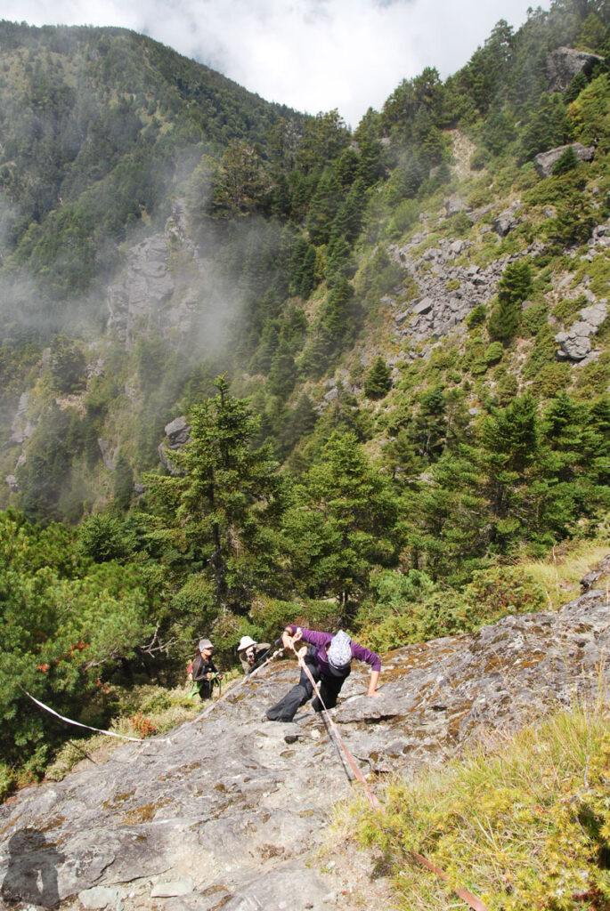 Sinkang Trail (新康橫斷), the Alpine Hike that Traverses Historic Events Descending from Tian-gong-bao-lei