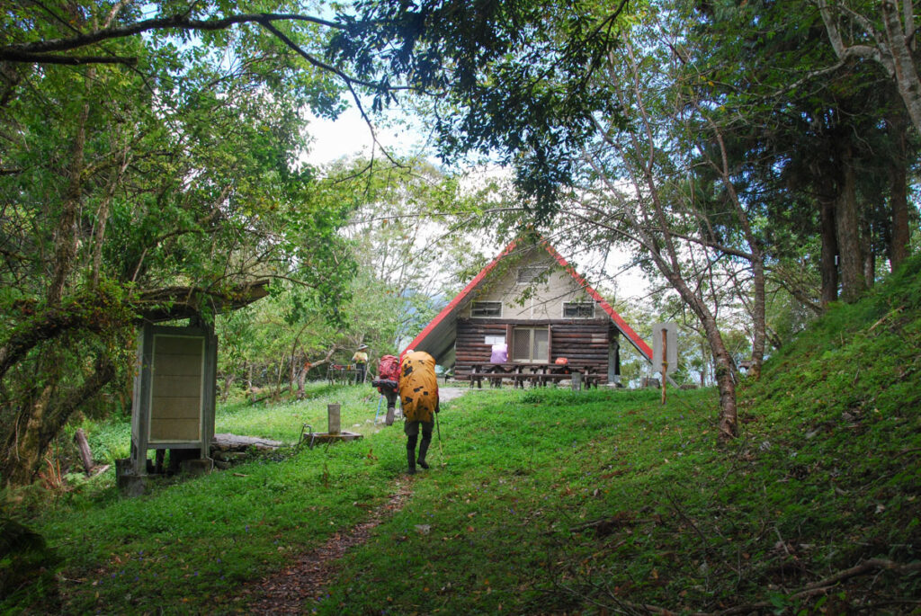 Sinkang Trail (新康橫斷), the Alpine Hike that Traverses Historic Events Walami Cabin (瓦拉米山屋)