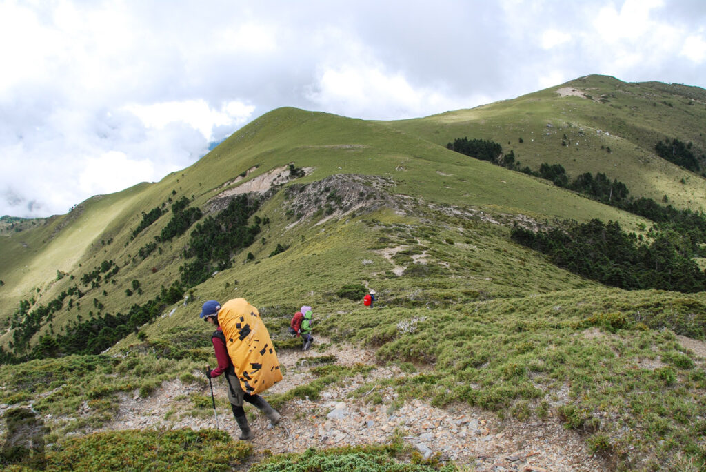 Sinkang Trail (新康橫斷), the Alpine Hike that Traverses Historic Events Carrying on the hike to Busin Campground