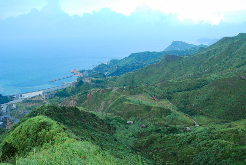 Teapot Mountain (茶壺山), Enjoy the Sweeping Vista of Jinguashi on a Popular Track green hillside around Teapot Mountain