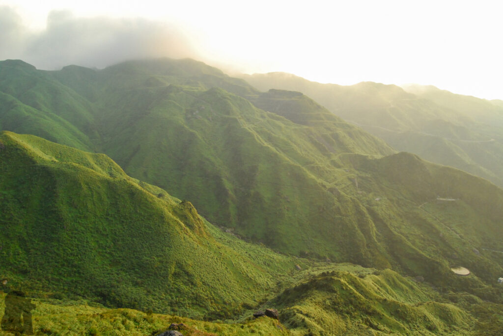 Teapot Mountain (茶壺山), Enjoy the Sweeping Vista of Jinguashi on a Popular Track The hills once exploited by mining around Jinguashi