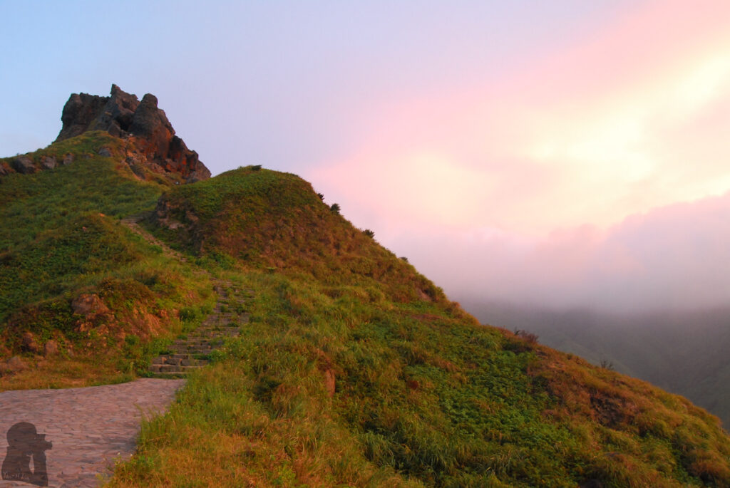 Teapot Mountain (茶壺山), Enjoy the Sweeping Vista of Jinguashi on a Popular Track The top of Teapot Mountain