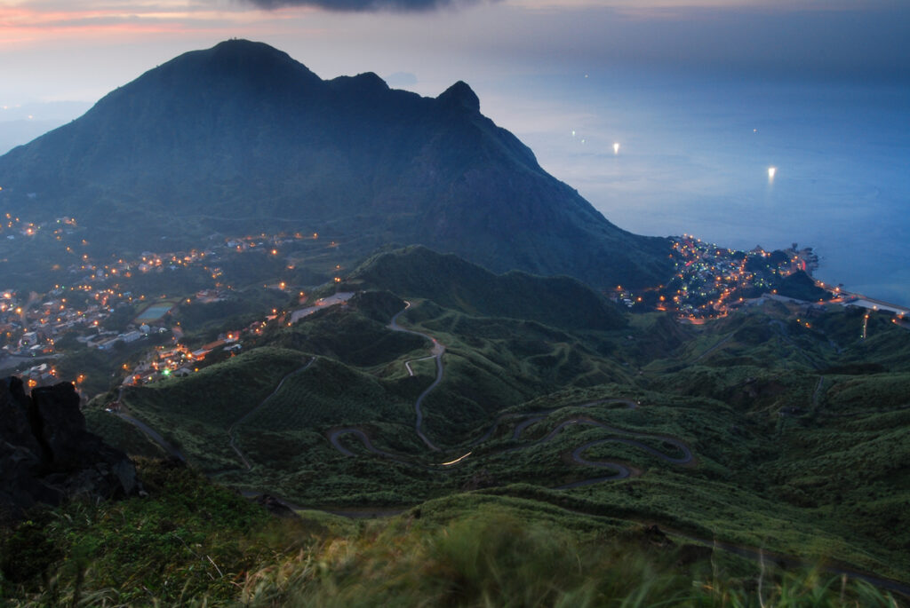 Teapot Mountain (茶壺山), Enjoy the Sweeping Vista of Jinguashi on a Popular Track Keelung Mountain (基隆山)