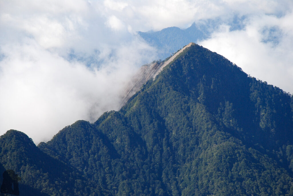 Xuejian Trail (雪劍縱走), Walking on a Prominent Ridge of Snow Mountain Jiayangshan