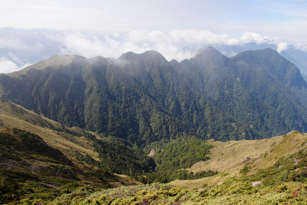 Xuejian Trail (雪劍縱走), Walking on a Prominent Ridge of Snow Mountain The rugged ridge between Youpolanshan and Siaojianshan (right)