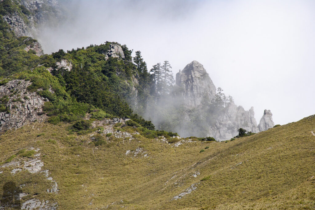 Xuejian Trail (雪劍縱走), Walking on a Prominent Ridge of Snow Mountain Xuejian Trail