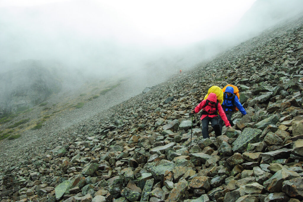 Xuejian Trail (雪劍縱走), Walking on a Prominent Ridge of Snow Mountain A nearly 300 m descent to Cuei Pond from the saddle between Xueshan and the North Corner