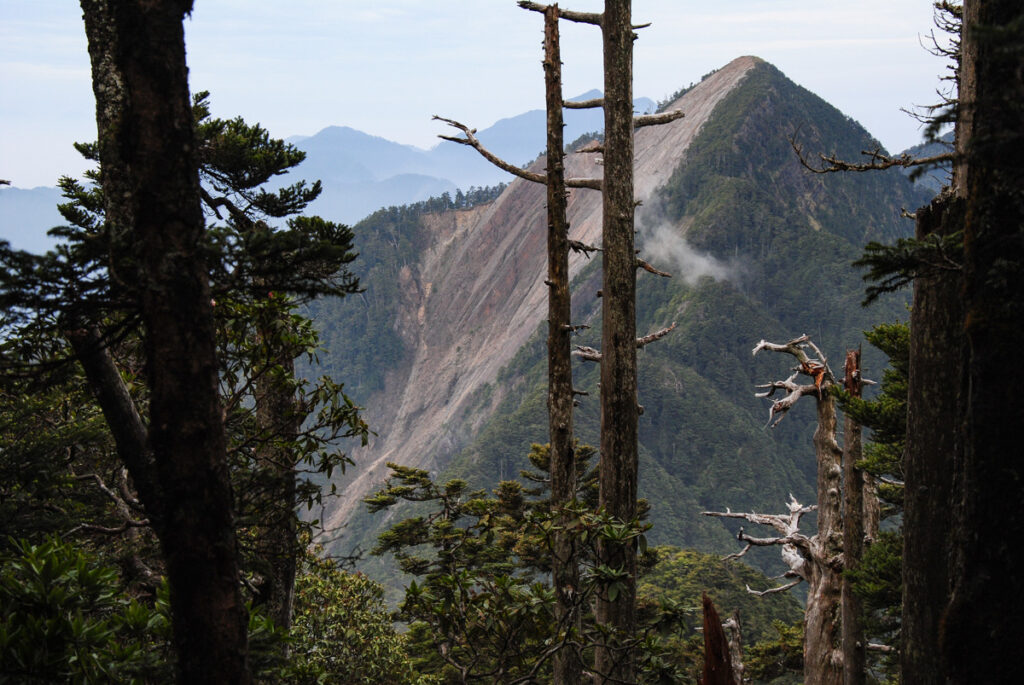 Xuejian Trail (雪劍縱走), Walking on a Prominent Ridge of Snow Mountain Jiayangshan, a landmark telling hikers that it is roughly half way to Siaojianshan.