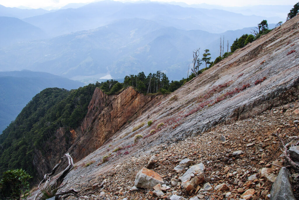 Xuejian Trail (雪劍縱走), Walking on a Prominent Ridge of Snow Mountain The huge cliff from the summit of Jiayangshan