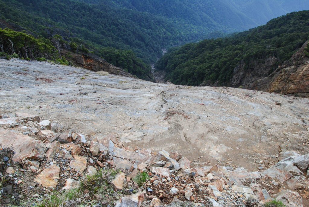 Xuejian Trail (雪劍縱走), Walking on a Prominent Ridge of Snow Mountain Overlooking straight down from the summit of Jiayangshan