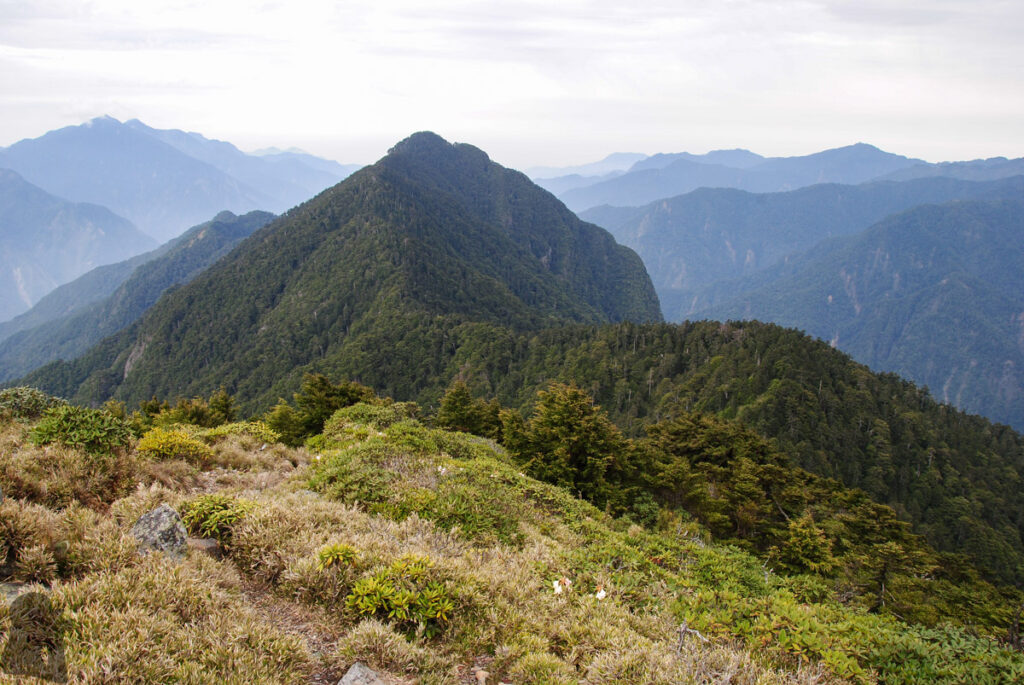 Xuejian Trail (雪劍縱走), Walking on a Prominent Ridge of Snow Mountain Siaojianshan