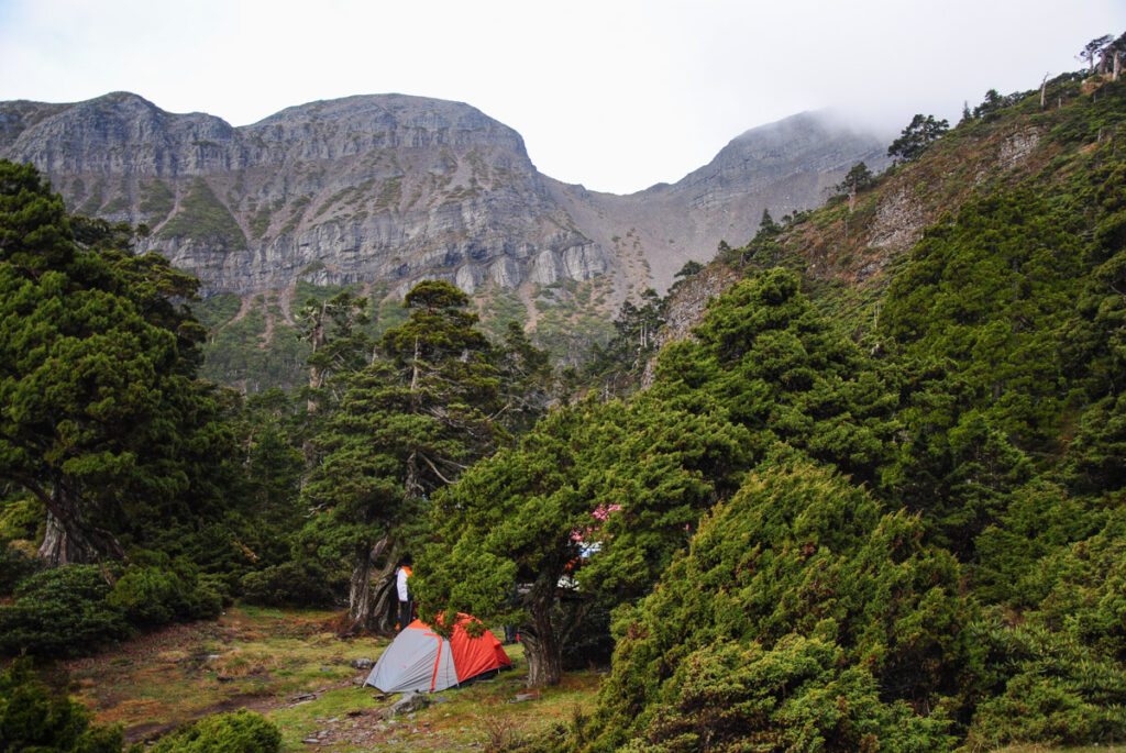 Xuejian Trail (雪劍縱走), Walking on a Prominent Ridge of Snow Mountain Cuei Pond Campground