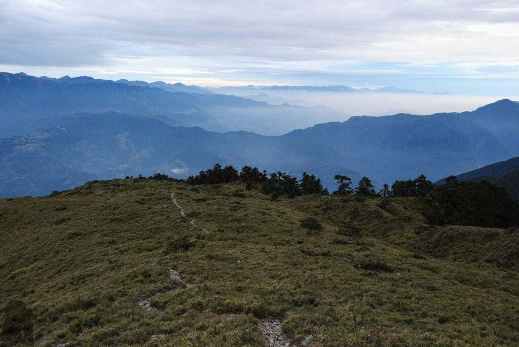 Xuejian Trail (雪劍縱走), Walking on a Prominent Ridge of Snow Mountain Starting the long descent toward Songmao Forest Road