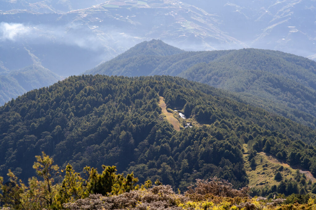 Xuejian Trail (雪劍縱走), Walking on a Prominent Ridge of Snow Mountain Tuilun Pond