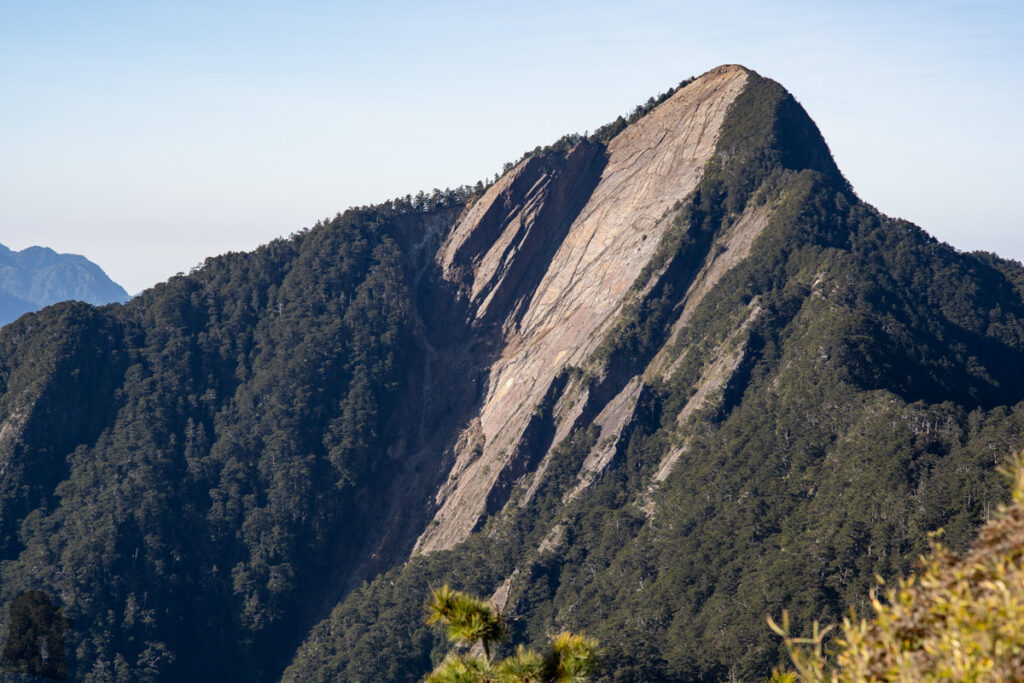 Xuejian Trail (雪劍縱走), Walking on a Prominent Ridge of Snow Mountain This slate face is the signature of Jiayangshan, making it highly recognizable.
