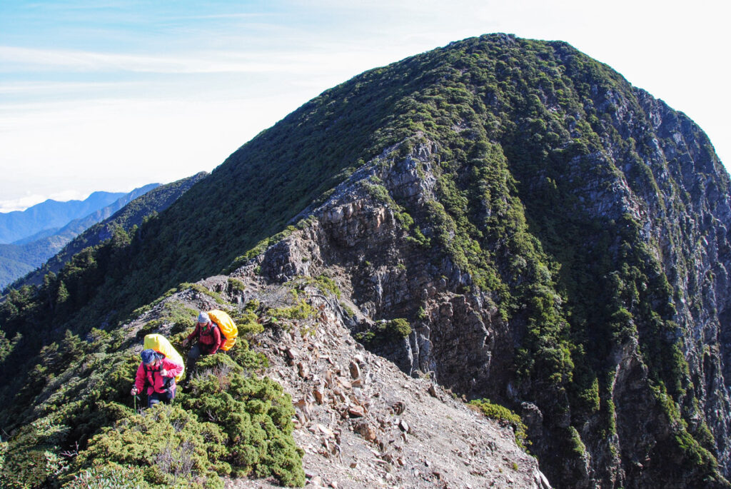 Xuejian Trail (雪劍縱走), Walking on a Prominent Ridge of Snow Mountain Xuejian Trail