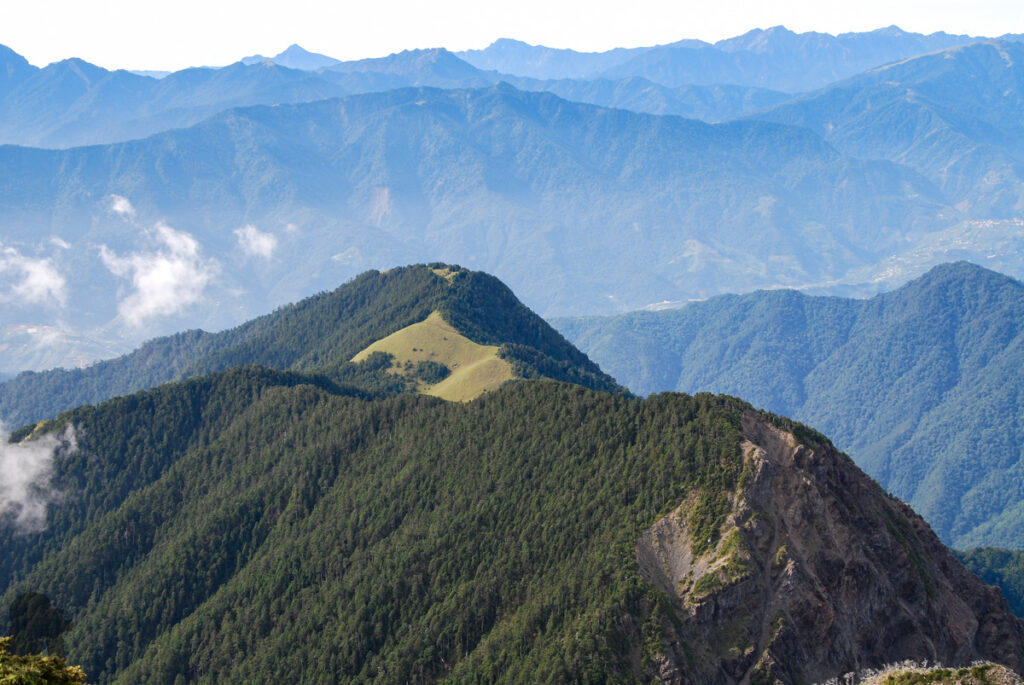 Overlooking Zhijiayangdashan from the summit of Xueshan