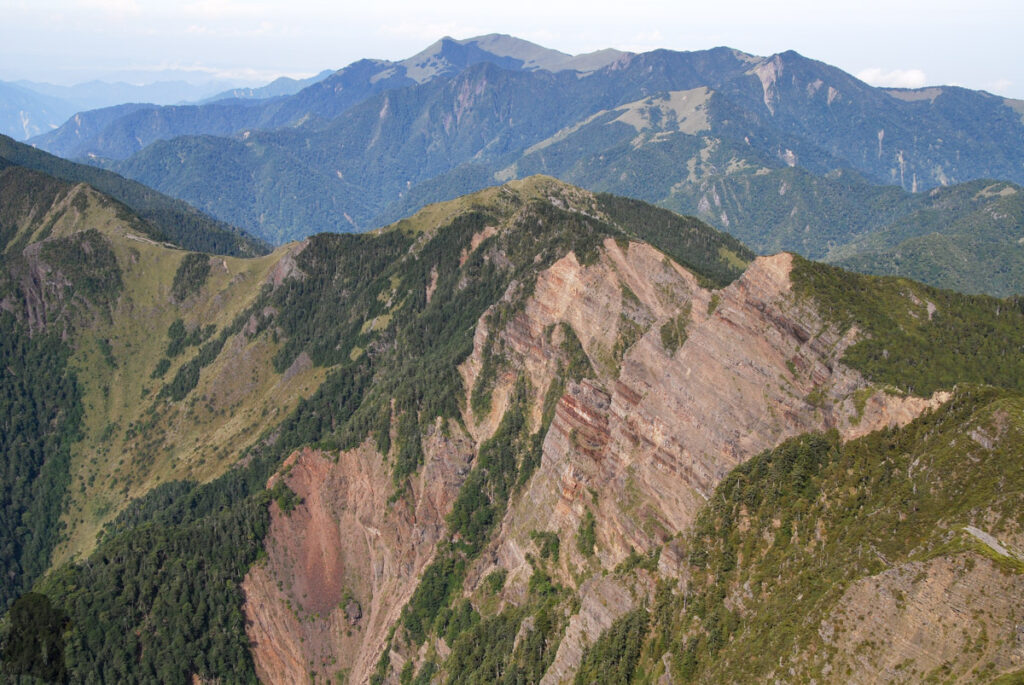 The southwest ridge of Xueshan in the foreground