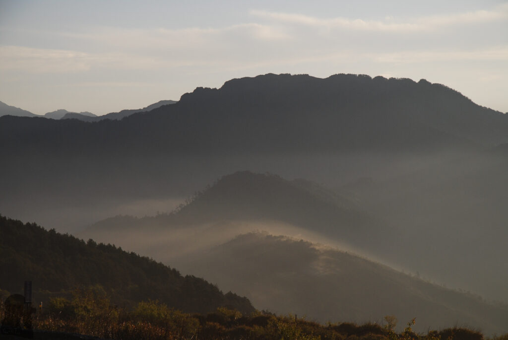 Mt. Bilu - Mt. Yangtou (畢祿羊頭), a Short Alpine Traverse above the Highway Looking to the serrated ridge between Bilushan and Yangtoushan from the highway