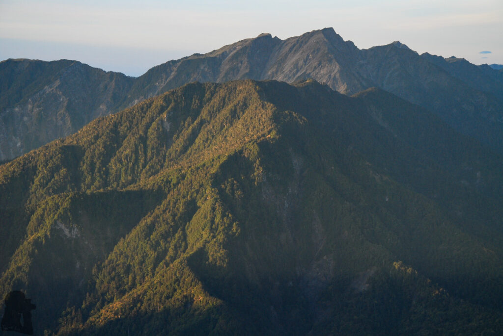 Mt. Bilu - Mt. Yangtou (畢祿羊頭), a Short Alpine Traverse above the Highway Pingfengshan and Qilai North Face