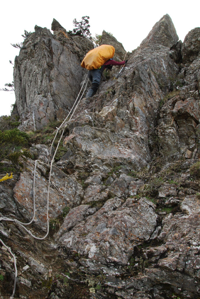 Mt. Bilu - Mt. Yangtou (畢祿羊頭), a Short Alpine Traverse above the Highway peaks of Jushan
