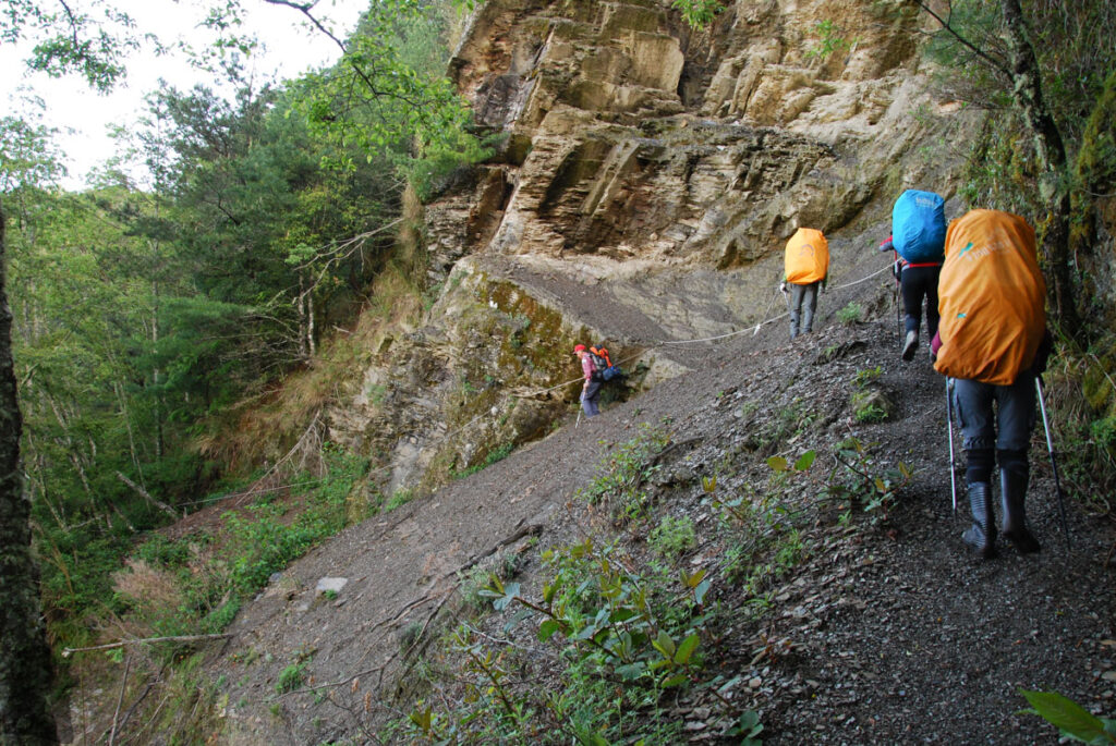 Mt. Bilu - Mt. Yangtou (畢祿羊頭), a Short Alpine Traverse above the Highway 820 Forest Road