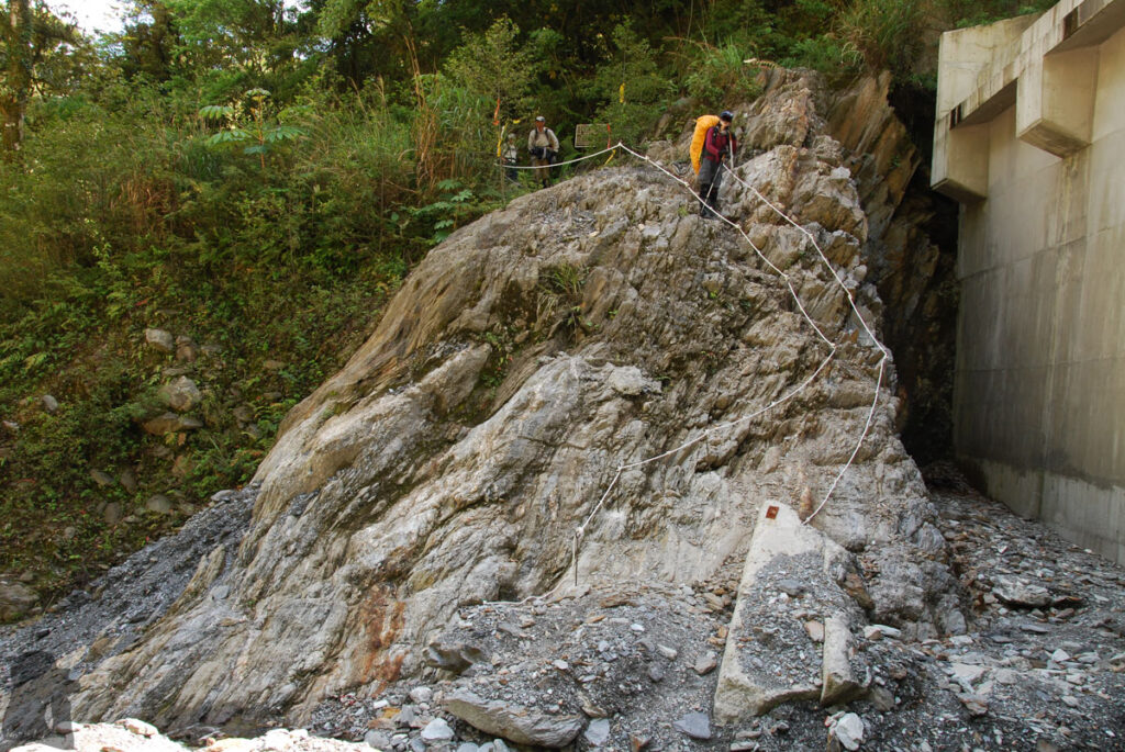 Mt. Bilu - Mt. Yangtou (畢祿羊頭), a Short Alpine Traverse above the Highway Arriving the trail head of Yantoushan beside Cien Tunnel